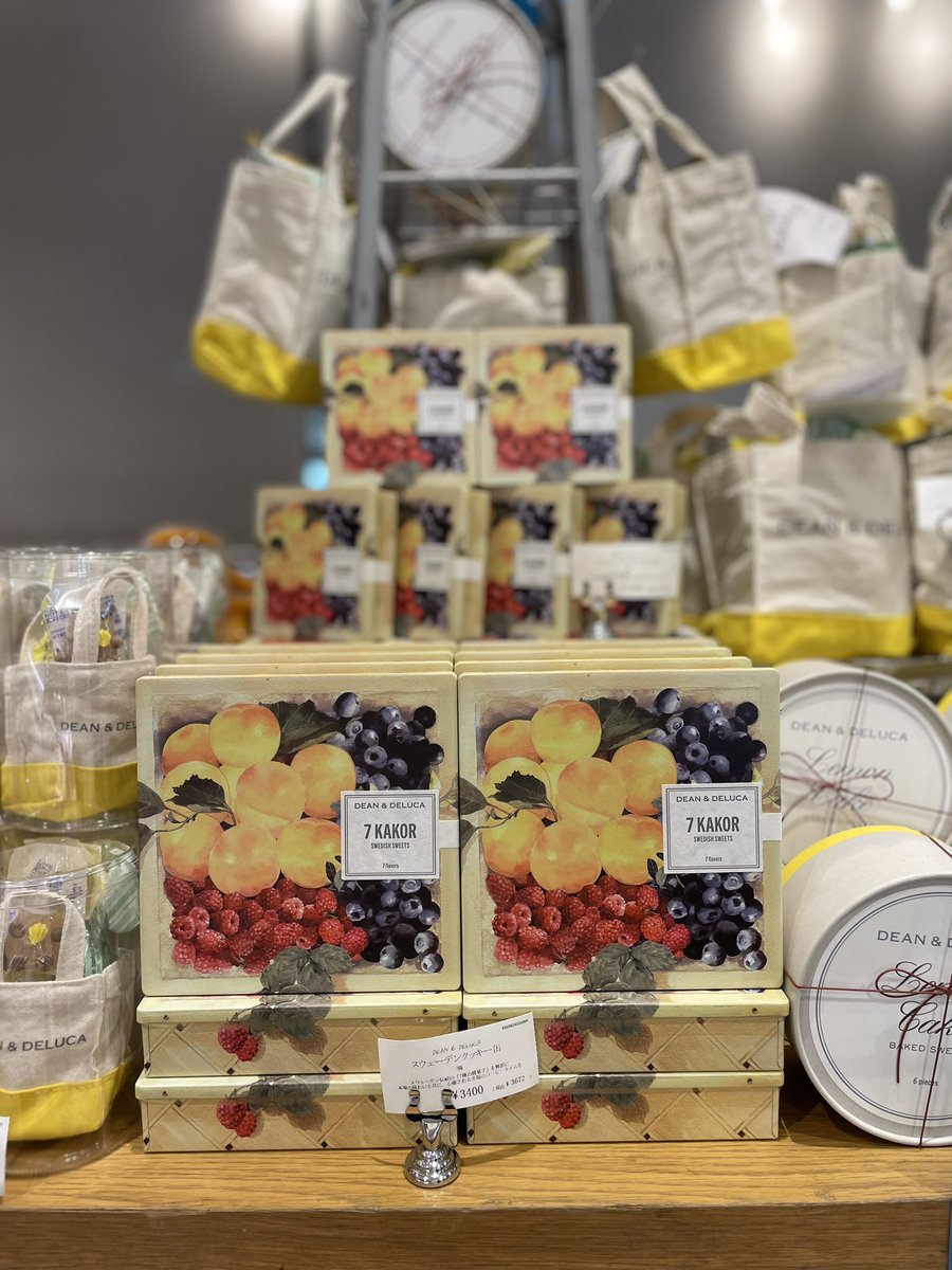 daimaru_s_hoppe's tweet photo. ＼大人気ブランド「DEAN & DELUCA」が札幌に登場！／
📅7月9日(木)〜8月4日(火) 📍地1階 ほっぺタウン特設会場（きのとや横）

世界中のおいしい食との出会いを届ける、食のセレクトショップ「DEAN & DELUCA」が期間限定で出店！

世界各地から厳選したグロッサリーをはじめ、人気の焼き菓子やスイーツなど、毎日の食卓を彩るこだわりのアイテムを豊富に取り揃えています✨

🎀🍪今回のおすすめは「クッキー缶フェア」🍪🎀
さまざまな形が見た目にも楽しいフランスの伝統菓子を詰め合わせた『フレンチフールセック缶』や、スウェーデンの文化や世界観を7種の焼き菓子とともに詰め込んだ『スウェーデンクッキー缶』など、約20種類のクッキー缶が会場に勢ぞろい✨

さらに、人気のトートバッグもサイズ・カラー豊富にご用意しております👜
この機会にぜひ、DEAN & DELUCAの世界観をお楽しみください！

#大丸札幌 #札幌 #大丸 #百貨店 #百貨店催事 #DEANANDDELUCA #ディーンアンドデルーカ #グルメ #スイーツ #ほっぺタウン催事場 #催事 #期間限定