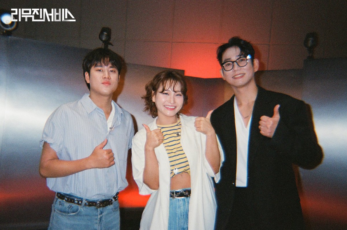 mujin_plz's tweet photo. 리무진서비스 223회 비하인드 필름 도착💌
멜로디 위를 자유롭게 노래하는
세 사람과 함께라 왜 이리 설레죠💕
오늘은 참 아름다운 날이에요. . .✨

@sonnet_official

#손승연 #SONNET #테이 #TEI
#뮤지컬헬스키친 #hellskitchen
#이무진 #LEEMUJIN 
#리무진서비스 #LMJSV https://t.co/2FmND15v2A