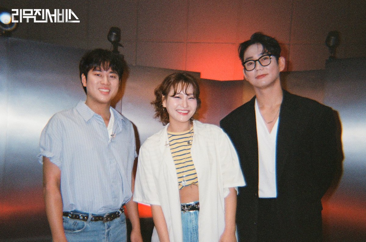 mujin_plz's tweet photo. 리무진서비스 223회 비하인드 필름 도착💌
멜로디 위를 자유롭게 노래하는
세 사람과 함께라 왜 이리 설레죠💕
오늘은 참 아름다운 날이에요. . .✨

@sonnet_official

#손승연 #SONNET #테이 #TEI
#뮤지컬헬스키친 #hellskitchen
#이무진 #LEEMUJIN 
#리무진서비스 #LMJSV https://t.co/2FmND15v2A