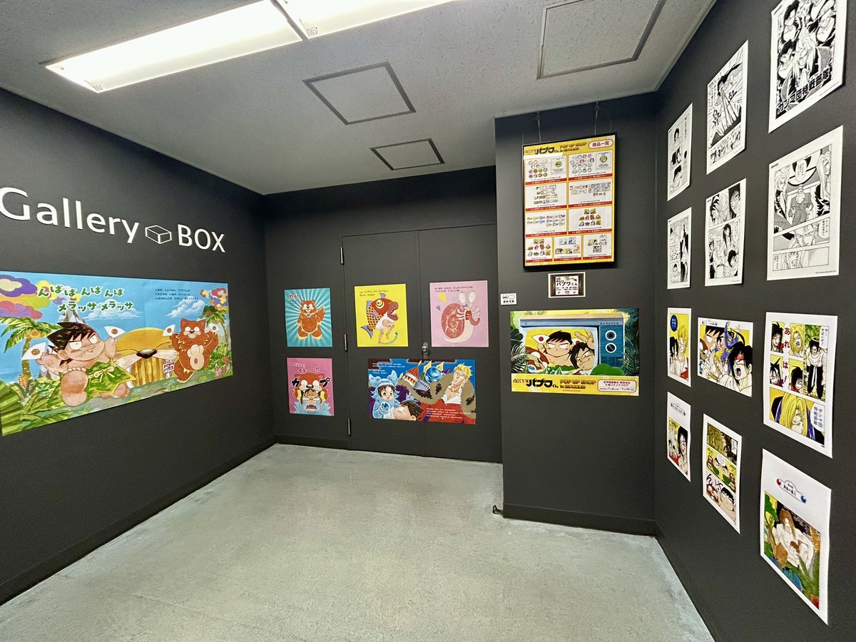 s_ami_staff's tweet photo. 新宿紀伊國屋書店さん。

椰子の木とナマモノ鍋のディスプレイに感激。
絵本には丁寧に限定ポストカードも梱包してくださっています。

グッズコーナー、今回はナマモノに特戦部隊グッズもありますよ。

4階のギャラリーコーナーも見てね。　　柴田亜美 https://t.co/6rCTSyw59s