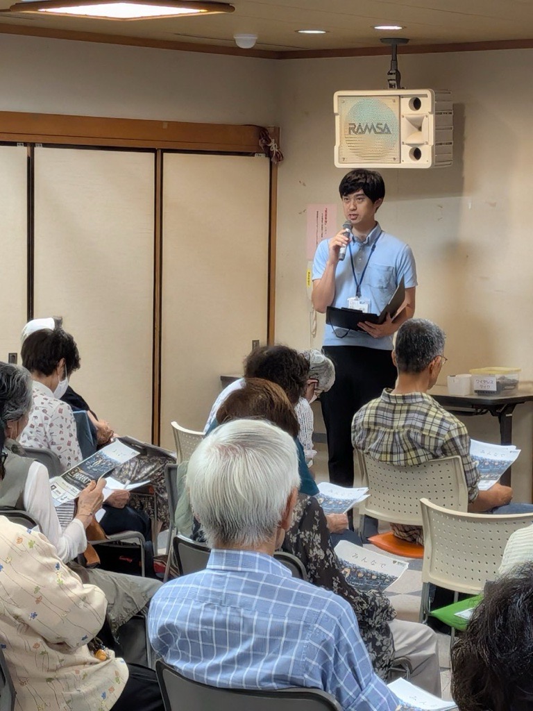 team_higashi's tweet photo. 東区老人福祉センターのクラブ代表者会議にて､自治推進課職員が警察庁推奨の特殊詐欺電話の対策アプリを紹介しました📱
皆さんも是非このアプリをダウンロードして特殊詐欺対策を！

詳しくは⬇️
https://t.co/Kiocxr37Ef

#堺市東区 #警察庁推奨アプリ #安全安心のまちづくり https://t.co/9XNH2sVwGL