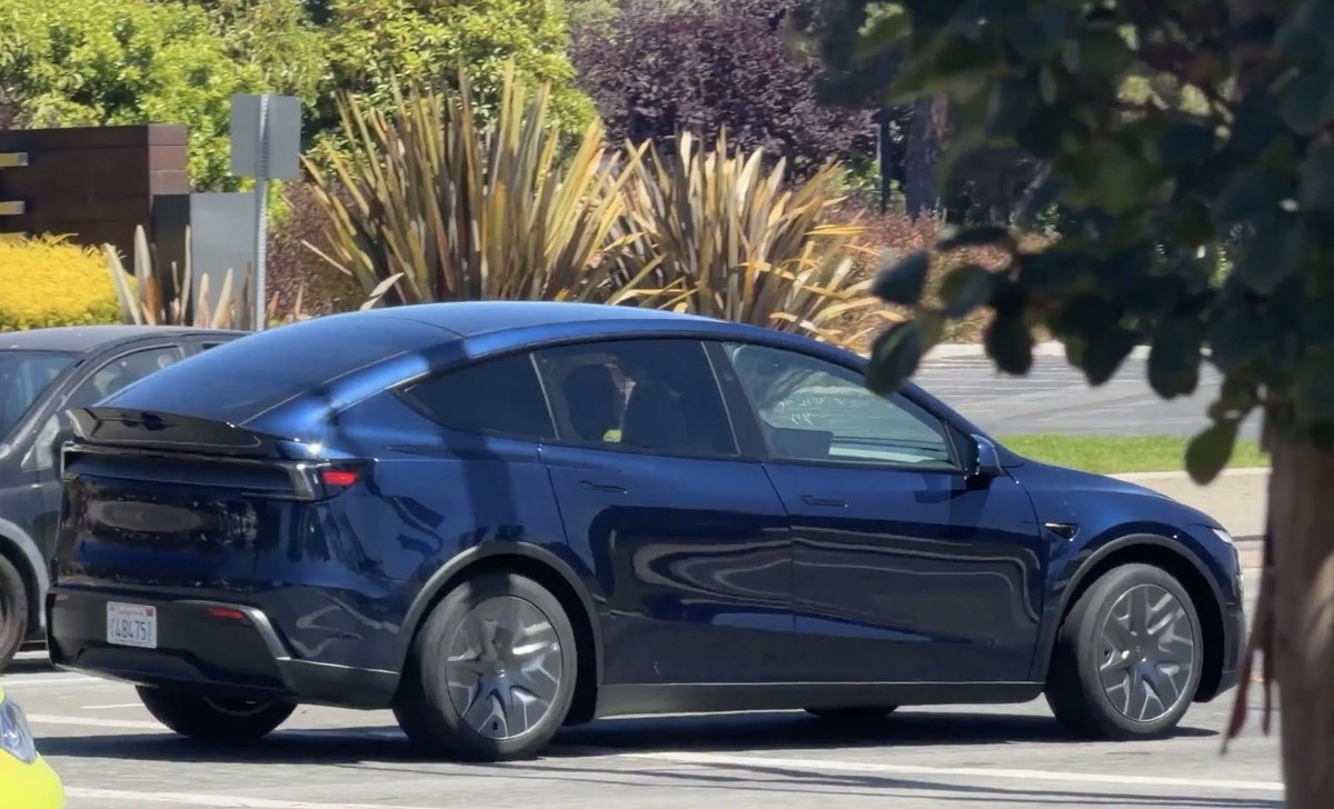 Marine Blue Tesla Model Y L - second angle