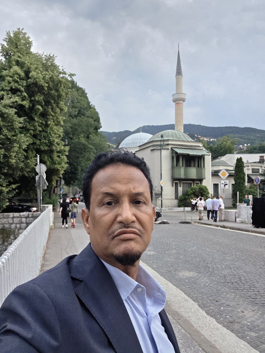 mshinqiti's tweet photo. قبل 33 عاما بكيتُ سراييفو شعرًا وأنا طالب شاب، حين كان شعبها يباد بأيدي الفاشيين الصرب وظهيرهم الروسي. وها أنا اليوم أتجول في شوارعها الأنيقة، وأتأمل مساجدها العريقة، ونهرها الوادع..
اللهم جَبرًا لكَسْر إخواننا في #غزة الذين يبادون اليوم بأيدي الفاشيين الصهاينة وظهيرهم الأميركي. https://t.co/VYqRpzhuRt