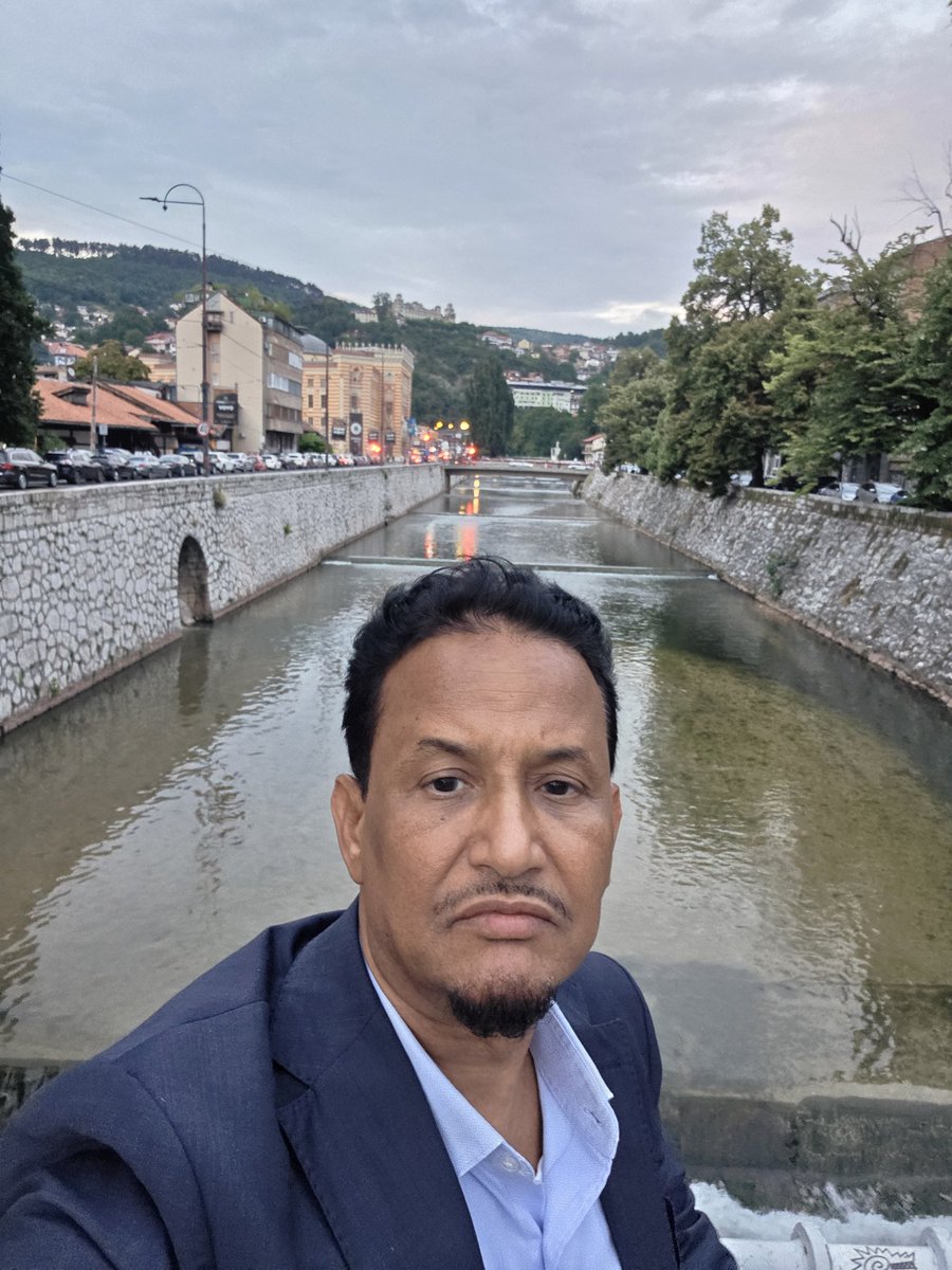 mshinqiti's tweet photo. قبل 33 عاما بكيتُ سراييفو شعرًا وأنا طالب شاب، حين كان شعبها يباد بأيدي الفاشيين الصرب وظهيرهم الروسي. وها أنا اليوم أتجول في شوارعها الأنيقة، وأتأمل مساجدها العريقة، ونهرها الوادع..
اللهم جَبرًا لكَسْر إخواننا في #غزة الذين يبادون اليوم بأيدي الفاشيين الصهاينة وظهيرهم الأميركي. https://t.co/VYqRpzhuRt