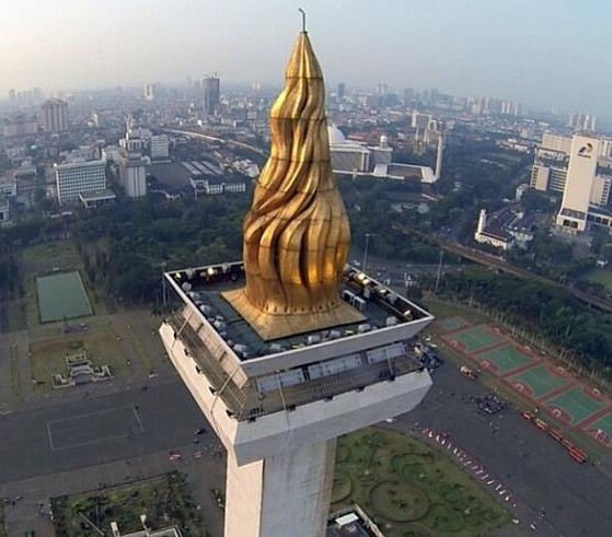 LambeSahamjja's tweet photo. Lapisan emas di monas = 72 kg
Lapisan emas di Masjid kubah mas = 72 kg
Emas dirumah febrie = 74 kilogram 
gokil soekarno sungkem harusnya sama beliau https://t.co/ADec9U1Z3v