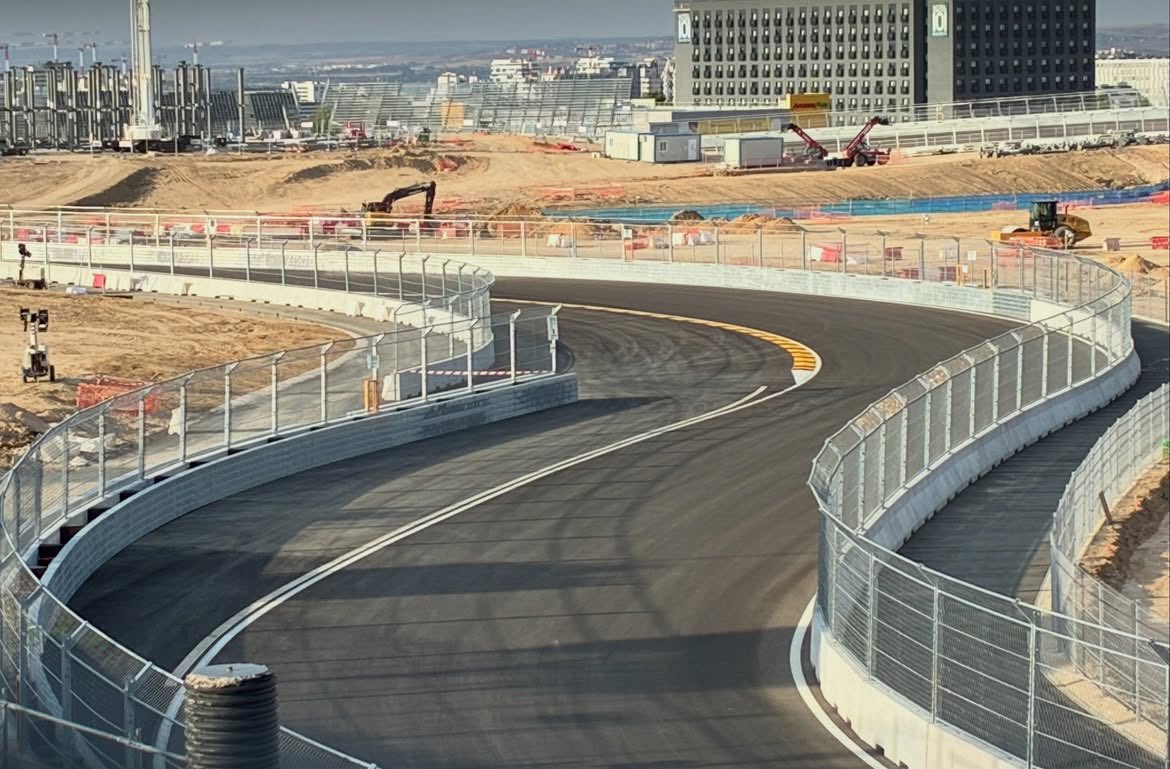 robertofunoat's tweet photo. Quasi tutto pronto per il filming day al Madring della Scuderia Ferrari che schiererà i suoi piloti ufficiali (📸 IG: madridf1cojstruction) #F1 #Madring #Ferrari #FilmingDay https://t.co/tLtLErcjp4