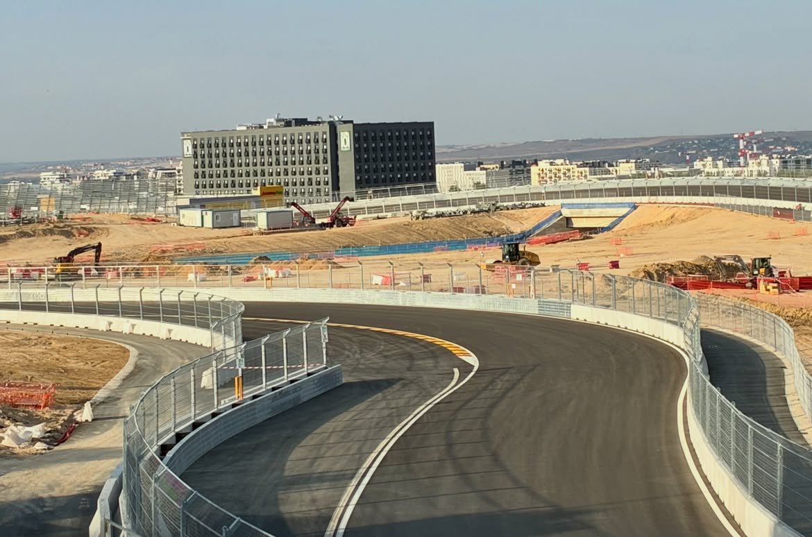 robertofunoat's tweet photo. Quasi tutto pronto per il filming day al Madring della Scuderia Ferrari che schiererà i suoi piloti ufficiali (📸 IG: madridf1cojstruction) #F1 #Madring #Ferrari #FilmingDay https://t.co/tLtLErcjp4