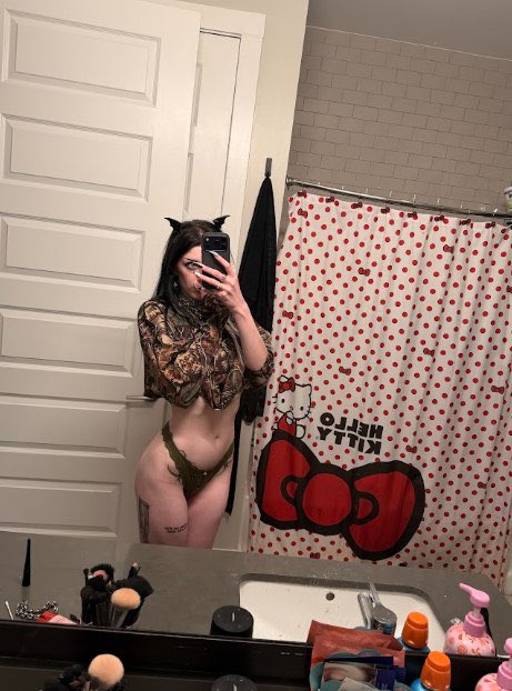 raydarkmercy's tweet photo. i wanna be bent over a table in a miniskirt. https://t.co/l6nrE51MHV
