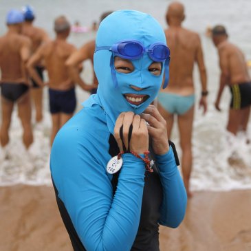 AcervoCharts's tweet photo. Asiáticas usam trajes de banho que cobrem todo o corpo para evitar escurecer a pele com o bronzeamento. https://t.co/H2rszwEVJd