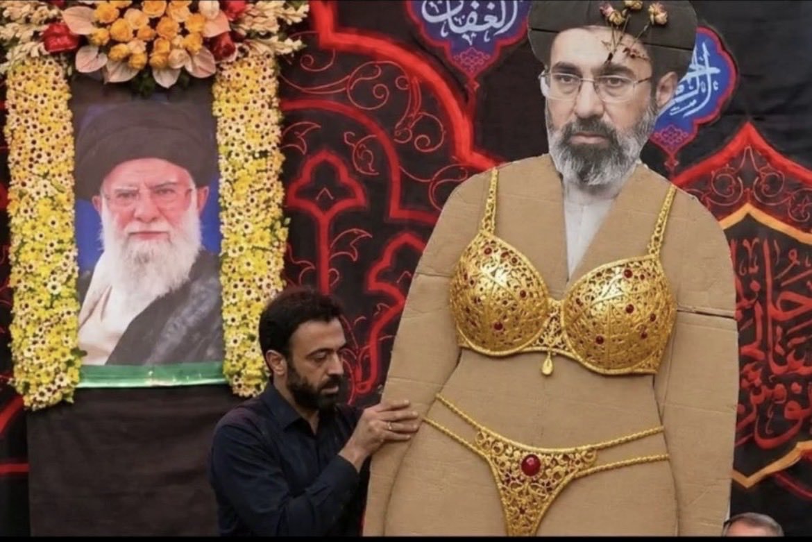 PersisJounge's tweet photo. @fallahi110 @IsraelPersian موش مقوا کونی تون کو زیرخواب ولایی !!!؟؟؟🤣🤣🤣🤣🤣
فرض که چندهزار وحشی شیعه سان  رو به عشق زیرخوابی امثال خودت به رایگان  و  تخم مرغ و سیب زمینی آورده بودین 🤣🤣🤣🤣🤣 https://t.co/LWiRGszGGQ