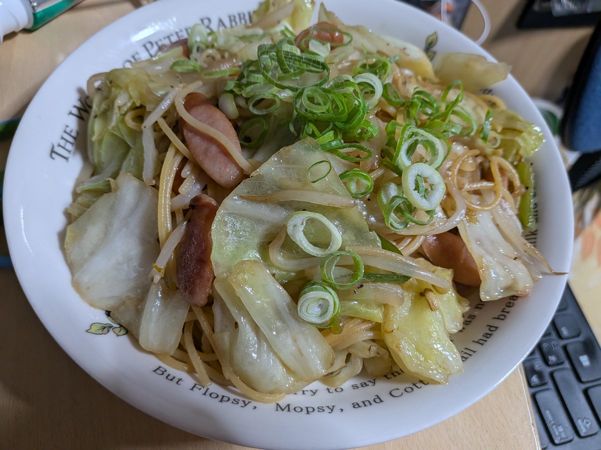 nakk202's tweet photo. パスタで作る野菜もりもり焼きそば
と、朝漬けた浅漬け https://t.co/q2cFhNUzm6