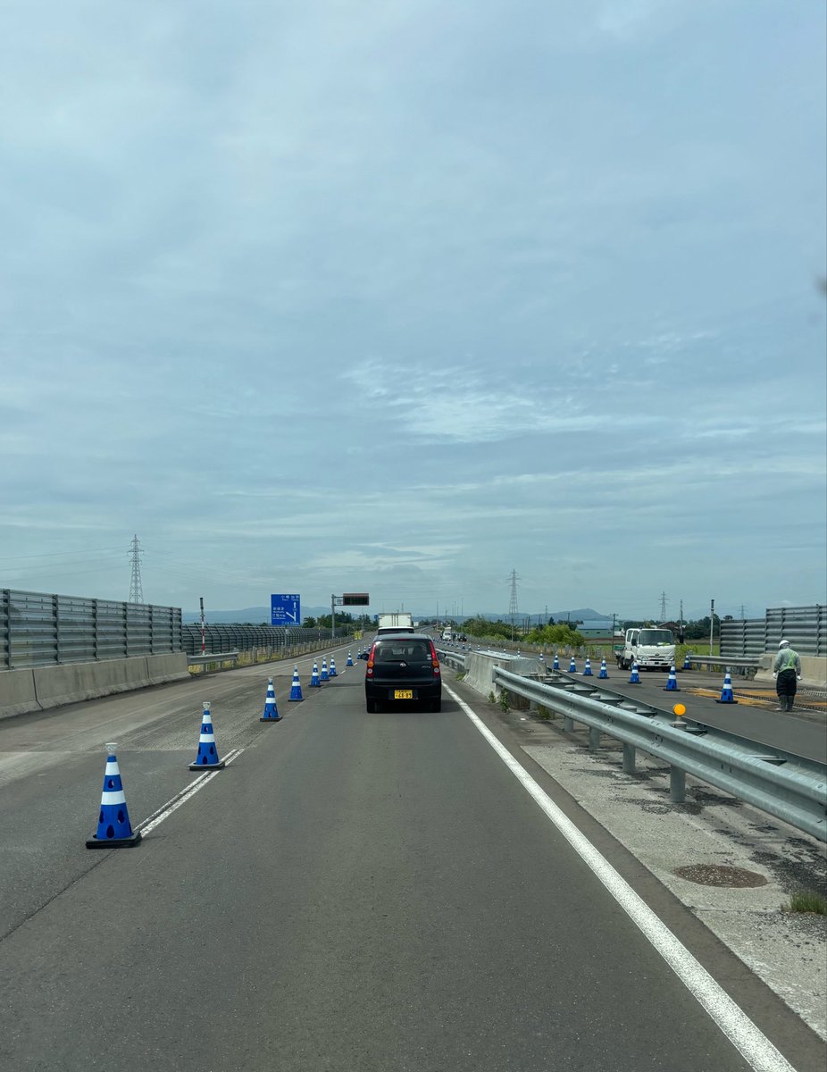 sancrow06's tweet photo. クソ安い車税しか払ってねぇくせに交通ルールを守らず猛スピードで急に割り込んで来たクソ軽自動車野郎...337は高速道路じゃねぇぞ。 https://t.co/MogD0KEeMB