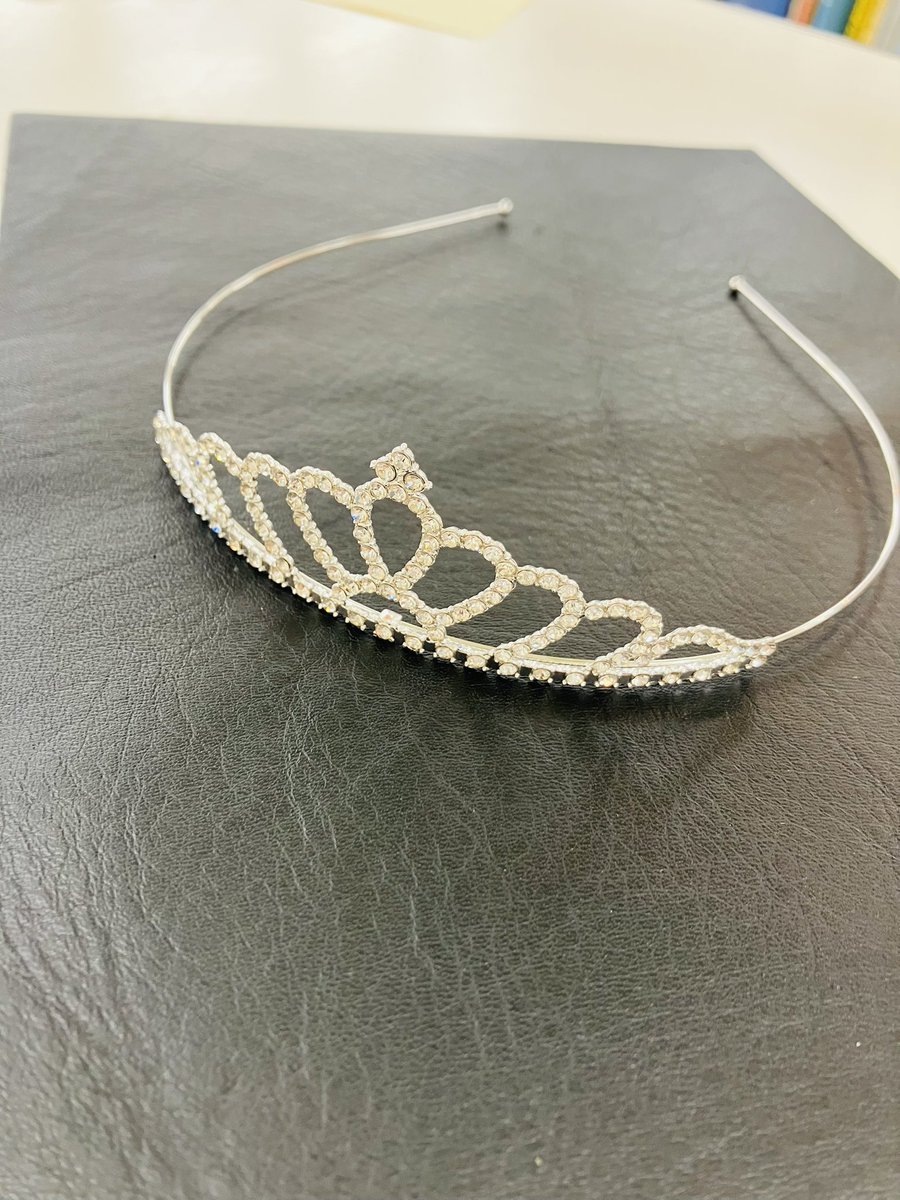 Hands_Shibuya's tweet photo. お問い合わせが多数頂いておりました、ティアラが待望の入荷👑✨
プチプラとは思えない輝きで、イメージに合わせて形を選べます👸
イベントや文化祭体育祭にもオススメ💕

ティアラ 税込770円

〈#ハンズ渋谷 ・6Aフロア〉(もち) https://t.co/Q7vNPzUSVm