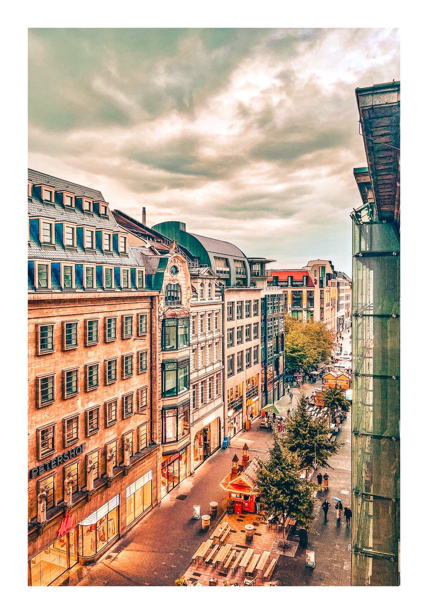 meinhardt_d's tweet photo. Zwischen historischen Fassaden und dramatischen Wolken zeigt sich die Stadt von ihrer schönsten Seite. 🌥️🏙️ Manchmal lohnt es sich, den Blick nach oben zu richten – dort beginnt die besondere Atmosphäre. 📸

#Cityscape #StreetPhotography #UrbanVibes #Architecture https://t.co/LJY2ltvaz5