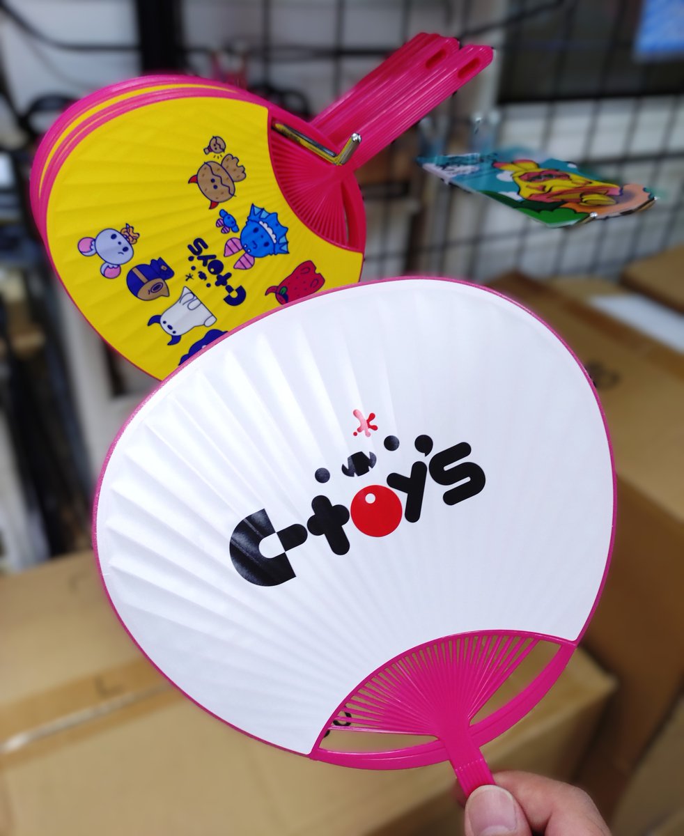 Oneuptoy's tweet photo. C-toys ちしまさんより
毎年恒例のうちわが到着
One up. 秋葉原店にご来店されたお客様
特に条件無しのフリーで
お一人様 1本差し上げます。
レジ前にアリ
#Ctoys
#ちしまこうのすけ
#oneuptoy https://t.co/USXRTcuwPe