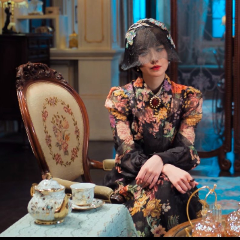 a_anidorama's tweet photo. (List of my favorite vintage fashion from Daomubiji (DMBJ) Universe)

4. Archives: The Nanyang Mystery (2026)

Fashion era: 1940s-1950s

The headpiece's metalwork is 1920s art deco inspired, the brooch is from 1900s, but the black veil and floral motif are of the 1940s-1950s. https://t.co/yxwM5hmypG