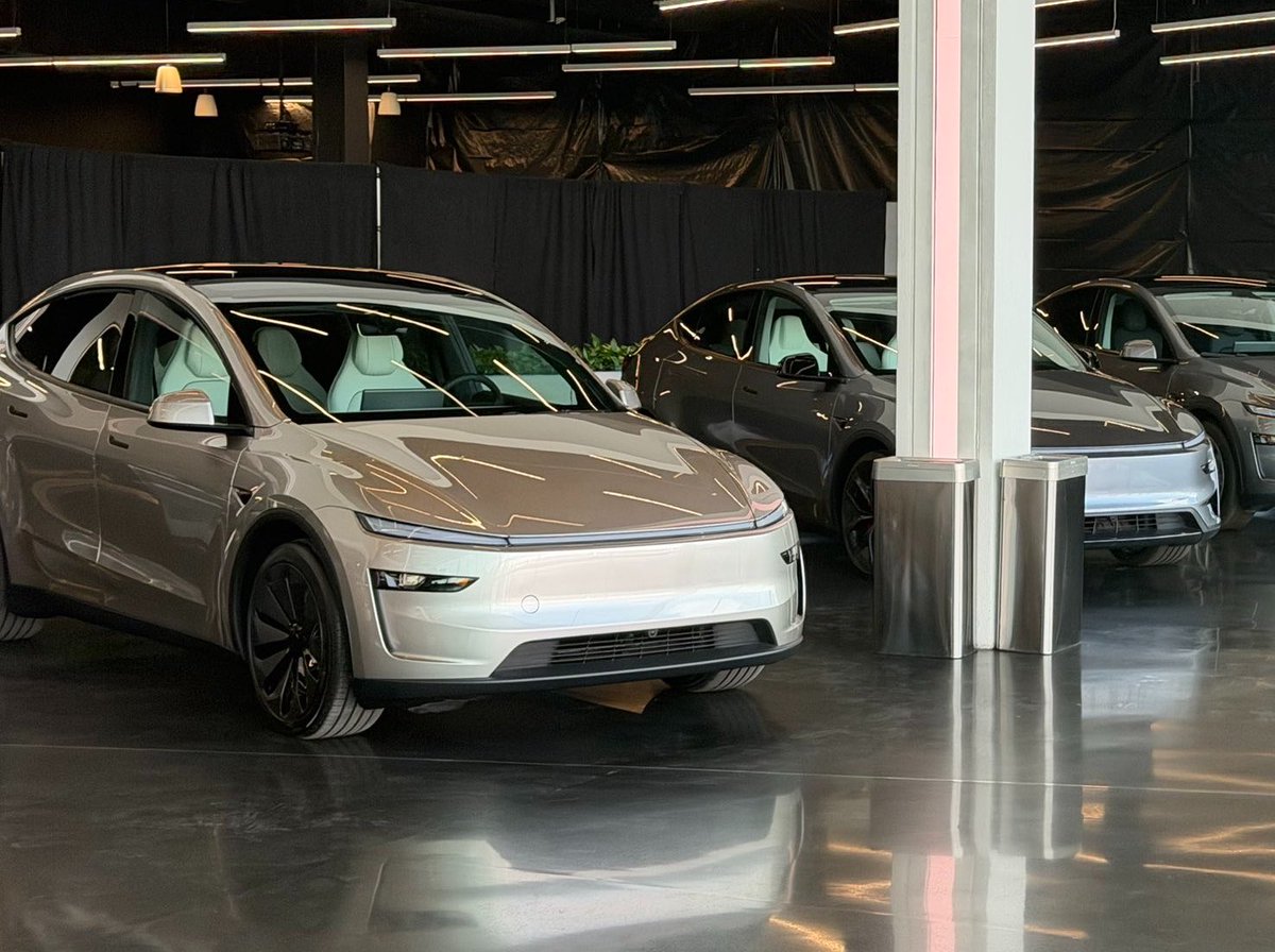 Model Y L Cosmic Silver vs Quicksilver at Giga Texas
