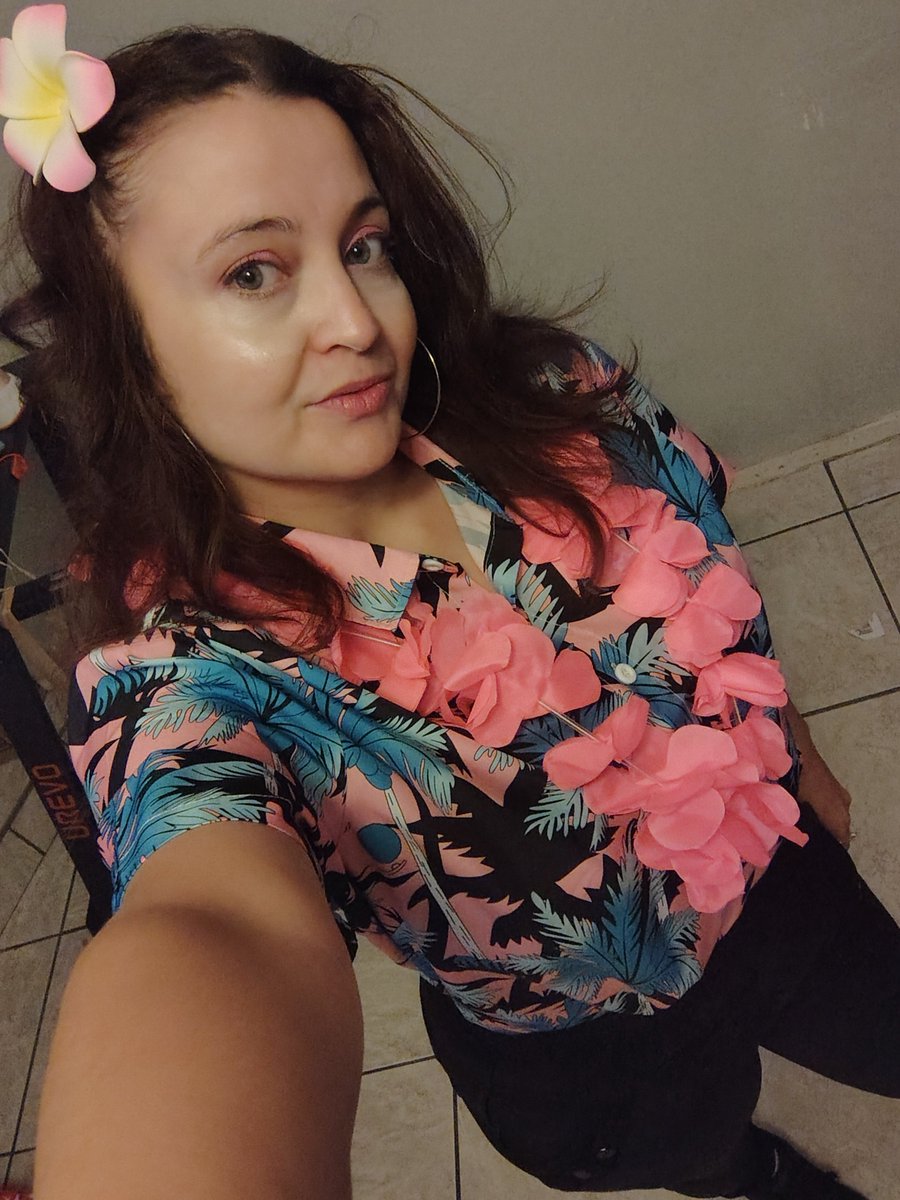 ERICKAJADE's tweet photo. WF Week at Work ! Thursday's theme is #HawaiianDay (&amp; I'm filling in for Grave shift for it)! #themeweek #work #selfie #Nofilter https://t.co/aWNJ2pbkh7