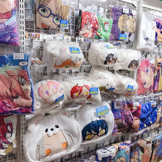 【超大量　新品　まとめ売り】あんスタ 缶バッジ　フィギュア　立体物 こんにちは！ トレンド館元気に営業中です💪😄 店内のおよそ半分が