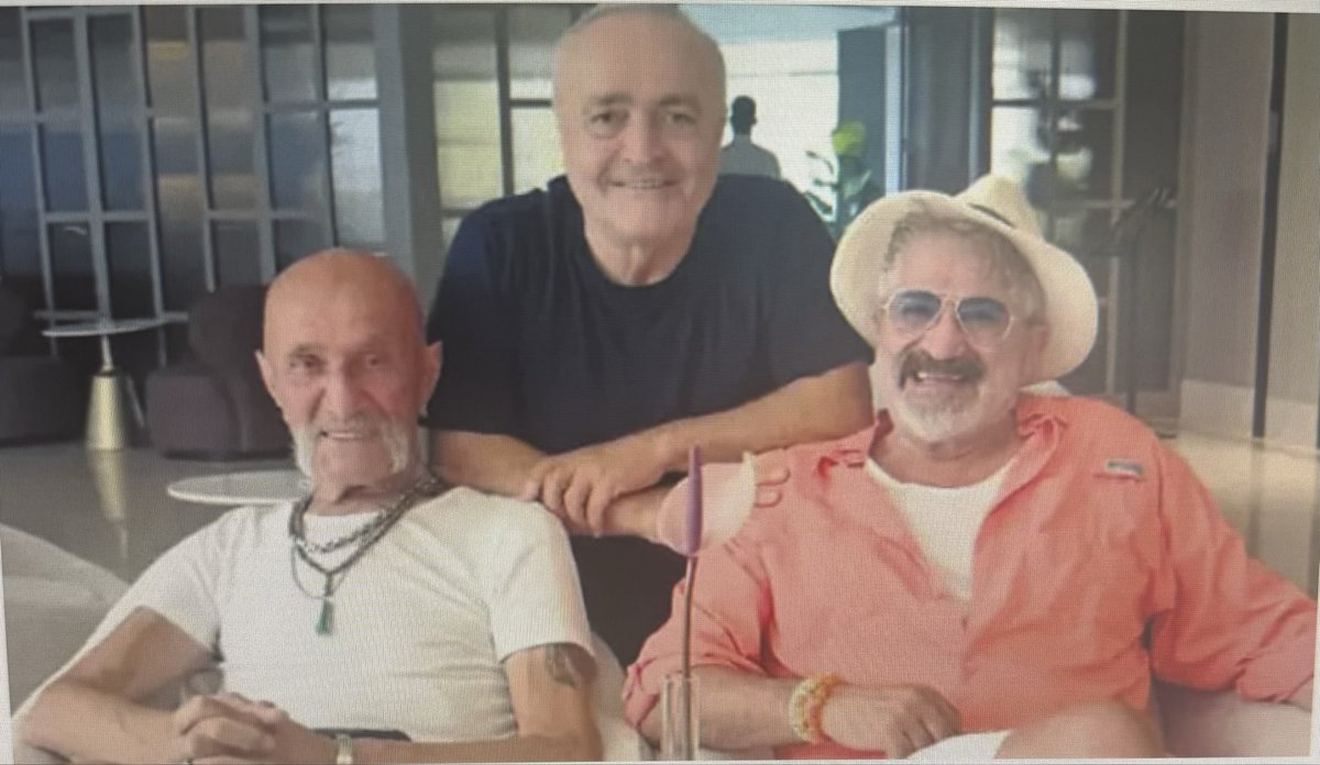 ZamHaberAjans's tweet photo. “Tecavüzcü Coşkun”un (Coşkun Göğen) bilinmeyen gerçekleri: 

🔹1998’de bir film çekimi için geldiği Antalya’ya yerleşti ve 28 yıldır burada yaşıyor.

🔹81 yaşındaki Coşkun Göğen, KOAH rahatsızlığı nedeniyle yaklaşık bir yıldır çalışamıyor.

🔹Sekiz yıl boyunca Antalya’daki Bilen Otel’in beach club’ında animasyon şefi olarak görev yaptı.

🔹Otel sahibi Nuri Bilen’in, işe gidemese de her ay 50 bin TL maaşını ödemeye devam ettiğini söyledi.

🔹Emekli maaşı ve otelden aldığı destekle kimseye muhtaç olmadan yaşamını sürdürdüğünü ifade etti.

🔹Antalya’da 85 metrekare bahçe katı bir evde yaşadığını, bahçesinde limon ağaçları bulunduğunu anlattı.

🔹Gittiği birçok yerde insanların kendisinden ücret almadığını belirterek, gördüğü sevgiden dolayı mutlu olduğunu söyledi.
(Ali Eyüboğlu)