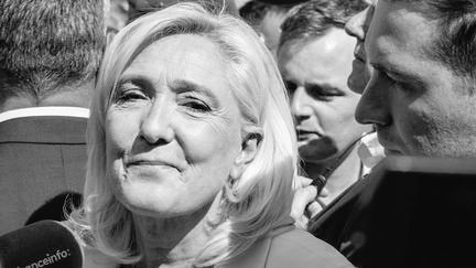 NupesNews's tweet photo. 🔴⚡Info @le_Parisien Début de campagne chaotique pour la délinquante et candidate du RN | Accueillie par des casserolades dans la Sarthe, Marine Le Pen a dû écourter sa déambulation à quinze minutes contre une heure et demie. Un début de campagne qui rappelle celui de F.Fillon. https://t.co/q6F0Zj2r3e