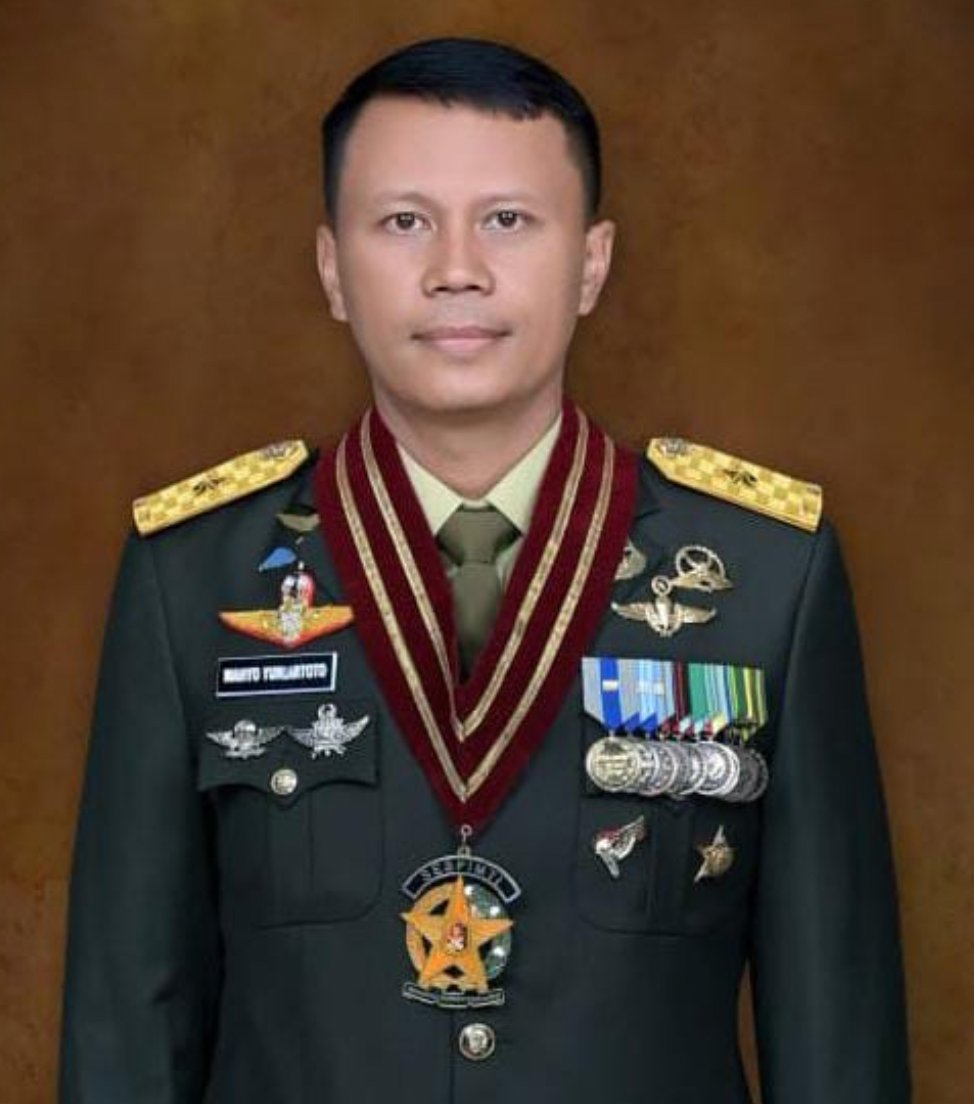 TaryokoL's tweet photo. BAIS 

Badan ini, kemarin anak buahnya yang menyiram air keras kepada aktivis. Setelah diseret ke pengadilan, dalihnya :'kesal'. Udah, selesai. divonis 2 tahun. Sementara korbannya , buta permanen. 

Kemarin, direkturnya sendiri, yang memimpin pasukan bersenjata menggeruduk polda metro jaya, yang barusan menggeledah dan membawa barang bukti dari jampidsus. 

Suatu badan yang dibentuk untuk melindungi negara dari keamanan terutama dari luar, digunakna untuk urusan beginian. 
Inilah bahayanya kita membuka celah sedikiiiittt saja untuk TNI masuk ke kancah sipil. BUBRAH semua !

Cukup terakhir kali ini saja,  kita memilih presiden dari tentara.

cc @Kemhan_RI @prabowo @Kemhan_RI @Puspen_TNI