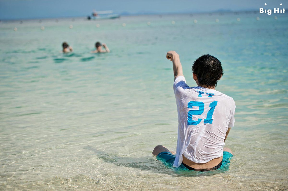 alexapolezhaeva's tweet photo. #V #TAEHYUNG
#KimTaehyung #THV

"[#Starcast] Bangtan on the beach. Hot summer! Let's quickly rescue J-Hope who fell into the water. If it's too hot, let's put our arms around each other's shoulders♬

(Mobile: https://t.co/pYFteT5dj7…)

#Starcast_BTS_Room"

2015.07.09 https://t.co/L4YcdO88ty