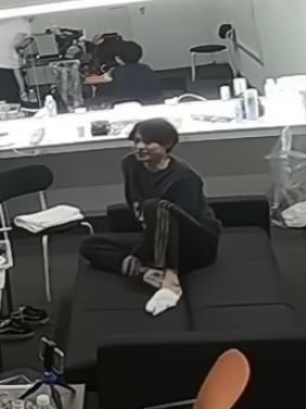 ST_yme_'s tweet photo. 北斗よく靴脱いだり靴下脱いだりするけど
この靴下を中途半端にするのめっちゃ分かるんだよね https://t.co/CUp7Pdx807