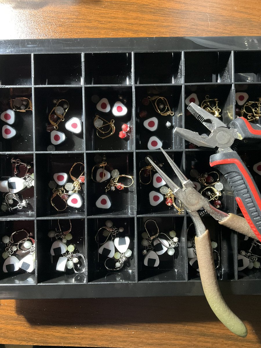 _beni_ringo_'s tweet photo. 引き続きくみあめ(金太郎飴)風イヤリング・ピアスづくり。
今日はおにぎりずくめです🍙
#オーブン粘土 #ポリマークレイ #FIMO https://t.co/4chN1NHEOK