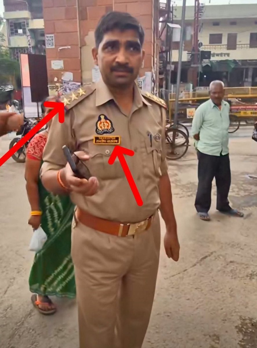 Ramanand06X's tweet photo. ये लड़का एक रैपिडो राइडर है, इनको पुलिस इसलिए थाने ले जा रही है क्योंकि इसने रास्ते में राइड रोक एक पार्सल लेने लगता है!

बनारस ,उत्तरप्रदेश का एक वीडियो सोशल मीडिया पर वायरल हो रहा है ,

एक पुलिसकर्मी की बेटी को राइड पर ले जा रहा था , बीच में अनुमति लेकर एक पार्सल के लिए रुका तबी पुलिस कर्मी का कॉल आता है और जल्दी पहुंचाने ओर अभ्रद भाषा का इस्तेमाल होता है! 

बिना कारण के उसके मोबाइल कब्जे में ले लिया ओर अब जबदस्ती उनको थाने ले जा रहे है!

अब एक Rapido rider स्वतंत्र रूप से काम नहीं कर सकता है , पुलिस की बेटी जा से अनुमती लेकर थोड़ा पार्सल लेने से क्या ही होगा!

अब पुलिसकर्मी आम आदमी को जानकर सताते हैं, कोई नेताओं के सामने इनलोगों की हालत ख़राब हो जाती है!

आपकी क्या राय है?