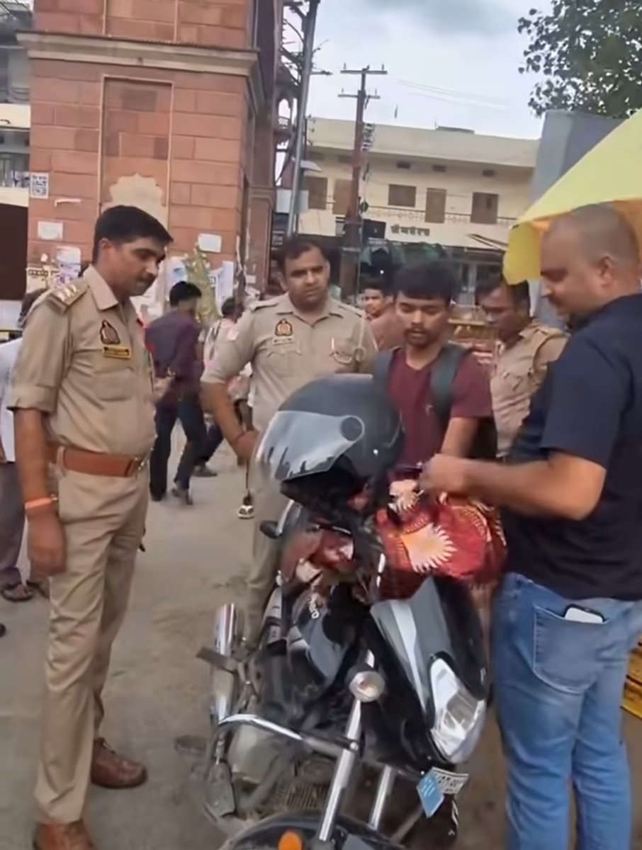Ramanand06X's tweet photo. ये लड़का एक रैपिडो राइडर है, इनको पुलिस इसलिए थाने ले जा रही है क्योंकि इसने रास्ते में राइड रोक एक पार्सल लेने लगता है!

बनारस ,उत्तरप्रदेश का एक वीडियो सोशल मीडिया पर वायरल हो रहा है ,

एक पुलिसकर्मी की बेटी को राइड पर ले जा रहा था , बीच में अनुमति लेकर एक पार्सल के लिए रुका तबी पुलिस कर्मी का कॉल आता है और जल्दी पहुंचाने ओर अभ्रद भाषा का इस्तेमाल होता है! 

बिना कारण के उसके मोबाइल कब्जे में ले लिया ओर अब जबदस्ती उनको थाने ले जा रहे है!

अब एक Rapido rider स्वतंत्र रूप से काम नहीं कर सकता है , पुलिस की बेटी जा से अनुमती लेकर थोड़ा पार्सल लेने से क्या ही होगा!

अब पुलिसकर्मी आम आदमी को जानकर सताते हैं, कोई नेताओं के सामने इनलोगों की हालत ख़राब हो जाती है!

आपकी क्या राय है?