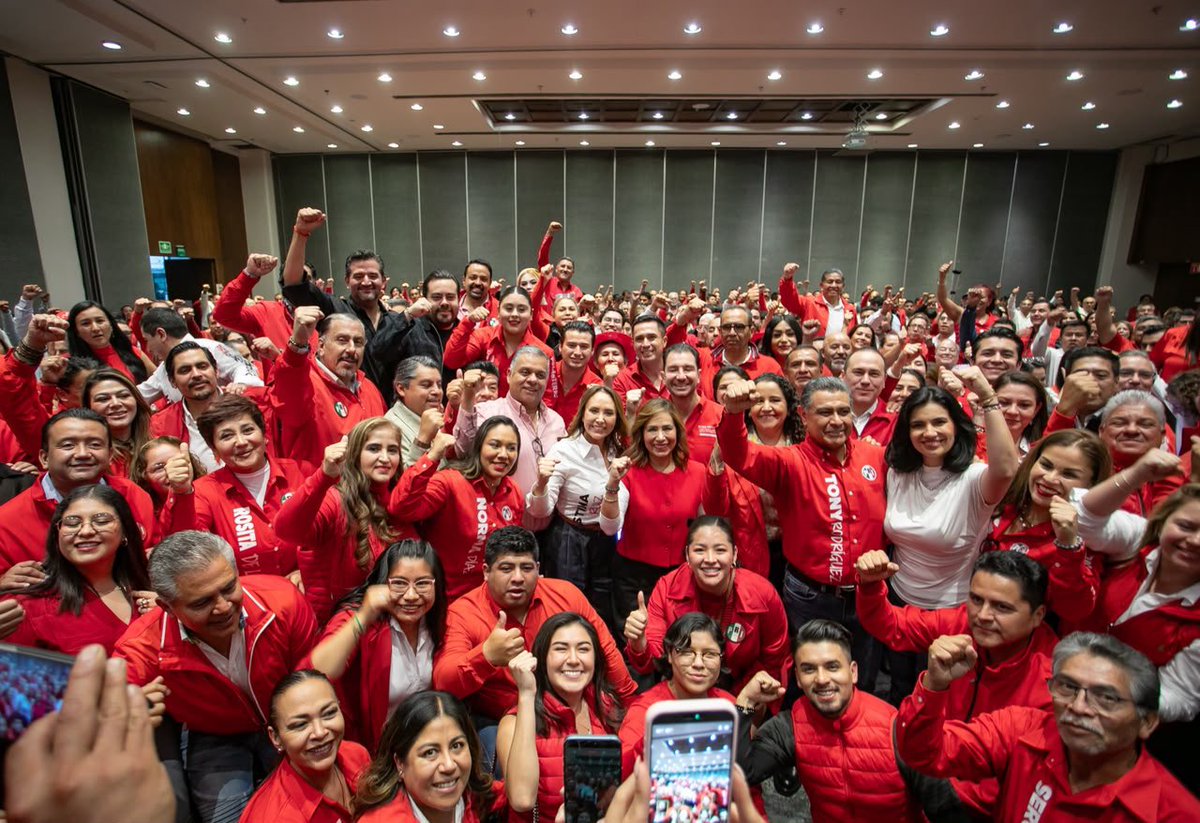 PRI_EDOMEX's tweet photo. Cuando muchos apostaban por ver a un PRI derrotado, miles de militantes decidieron organizarse, trabajar y seguir dando la cara por nuestro partido.

Las y los #DefensoresDelEstadoDeMéxico asumen el compromiso de caminar cada comunidad, hablar con las familias y demostrar que el futuro del Estado de México se construye con cercanía, experiencia y unidad.

Porque ningún partido sale adelante por casualidad. Sale adelante cuando su militancia decide no rendirse.
