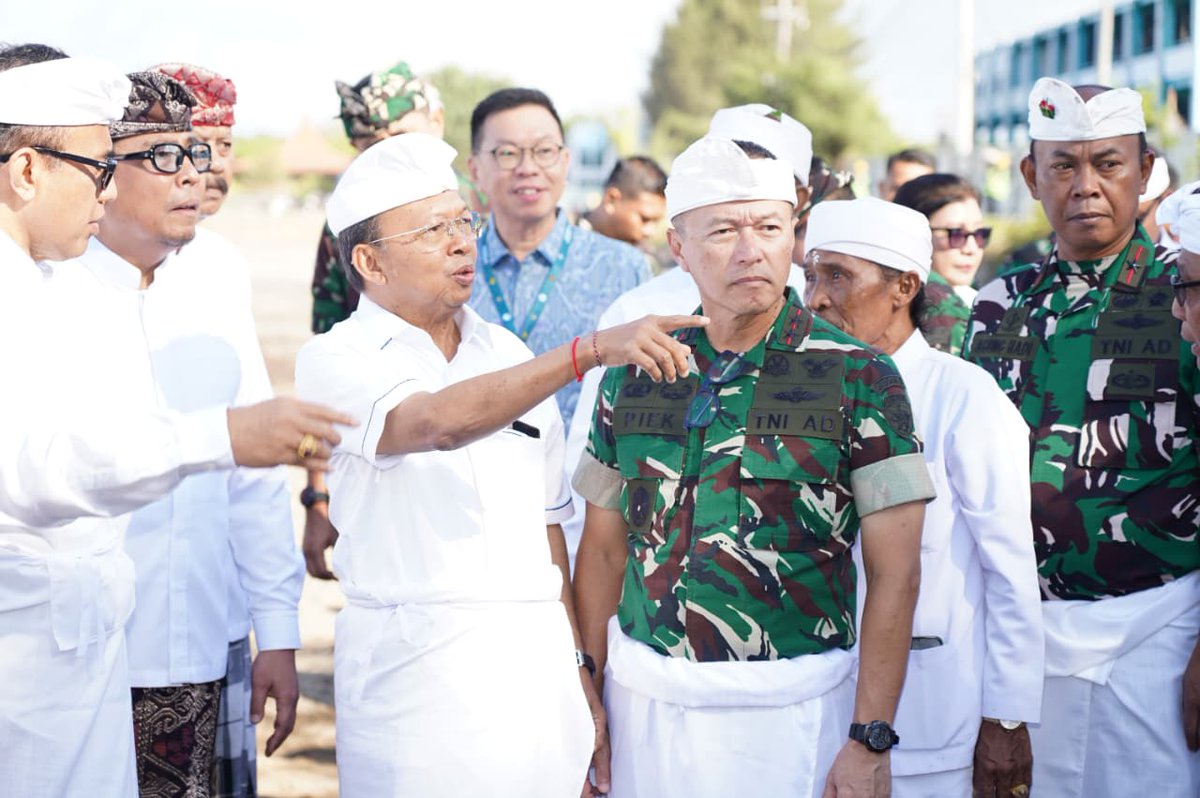 Kodam9Udayana's tweet photo. Pangdam IX/Udayana Dukung Pembangunan PSEL Denpasar Raya, Wujud Sinergi Menuju Bali Bersih dan Energi Berkelanjutan
#KodamIXUdayana #TNIAD #PSELDenpasarRaya #BaliBersih #EnergiHijau #ProgramStrategisNasional #KetahananEnergi #Denpasar #SinergiUntukNegeri #IndonesiaMaju https://t.co/bxTzOEZV63