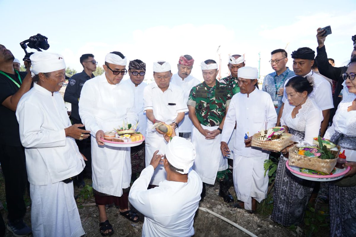 Kodam9Udayana's tweet photo. Pangdam IX/Udayana Dukung Pembangunan PSEL Denpasar Raya, Wujud Sinergi Menuju Bali Bersih dan Energi Berkelanjutan
#KodamIXUdayana #TNIAD #PSELDenpasarRaya #BaliBersih #EnergiHijau #ProgramStrategisNasional #KetahananEnergi #Denpasar #SinergiUntukNegeri #IndonesiaMaju https://t.co/bxTzOEZV63