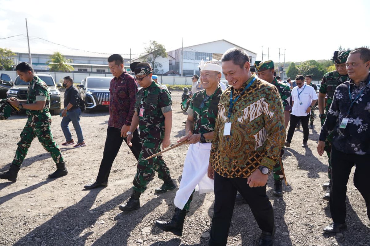 Kodam9Udayana's tweet photo. Pangdam IX/Udayana Dukung Pembangunan PSEL Denpasar Raya, Wujud Sinergi Menuju Bali Bersih dan Energi Berkelanjutan
#KodamIXUdayana #TNIAD #PSELDenpasarRaya #BaliBersih #EnergiHijau #ProgramStrategisNasional #KetahananEnergi #Denpasar #SinergiUntukNegeri #IndonesiaMaju https://t.co/bxTzOEZV63