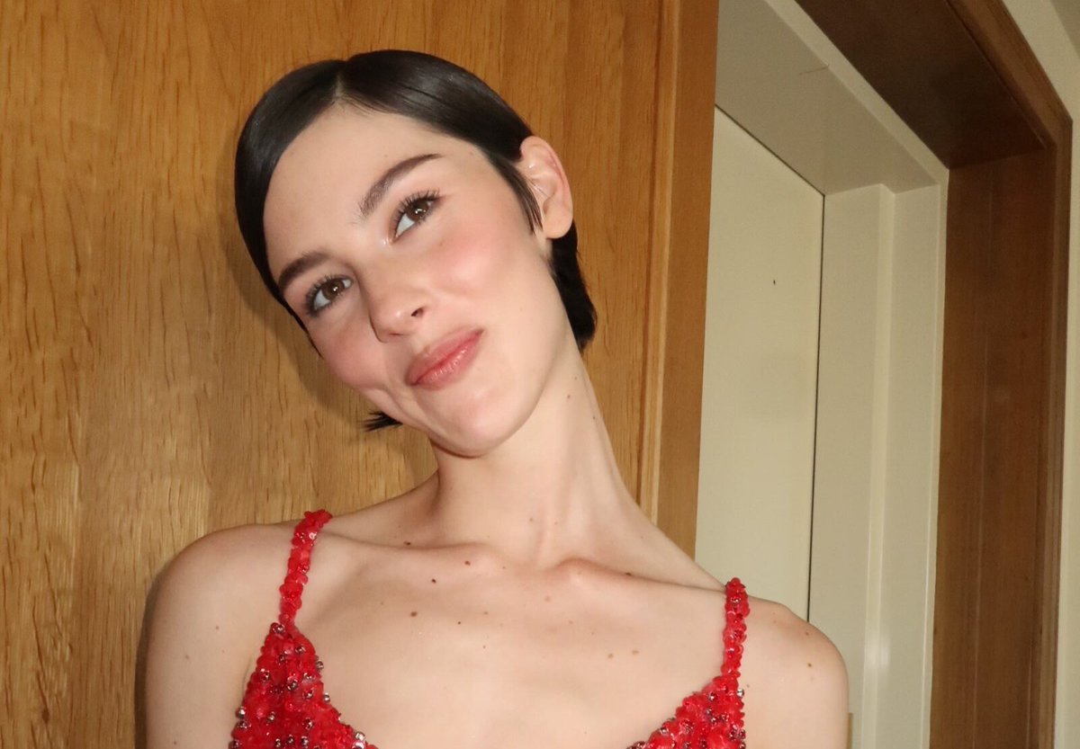 CelebrityInsid3's tweet photo. Gracie Abrams just broke the internet with a single emoji ðĨ Her mysterious calendar post racked up 424K likes in hoursâfans are convinced new music is coming. Whatâs she planning? ð
#GracieAbrams #NewMusic #PopBuzz #TheSecretOfUs https://t.co/5rB9vHY12A