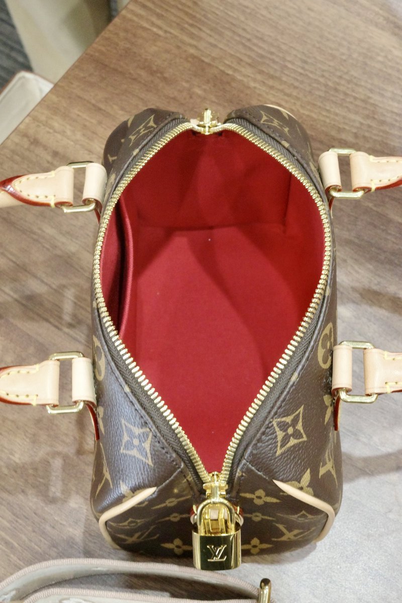 isobe78's tweet photo. 「LOUIS VUITTON ルイ ヴィトン スピーディ･バンドリエール 20 M46222」をお買取りしました

詳しくは弊社HP内のブログにてご覧ください
https://t.co/gc18mlbOqT

LOUIS VUITTON（ルイ ヴィトン）のお買取り・質預かりも、『いそべ商店』にお任せください！

京都市北区で、正確な鑑定、適正価格での査定を心がけている”質屋”です。
もちろん査定料は無料です。

是非　買取り専門店と比較検討して下さい！

#ルイヴィトン #ヴィトン #LOUISVUITTON #スピーディ #スピーディバンドリエール #バッグ #真贋判断 #査定 #金高騰 #質預 #京都 #京都市 #質屋 #生前整理 #いそべ #KYOTO #ブランド品買取 #ブランド品の査定 #遺品整理 #リサイクルショップ #金 #プラチナ