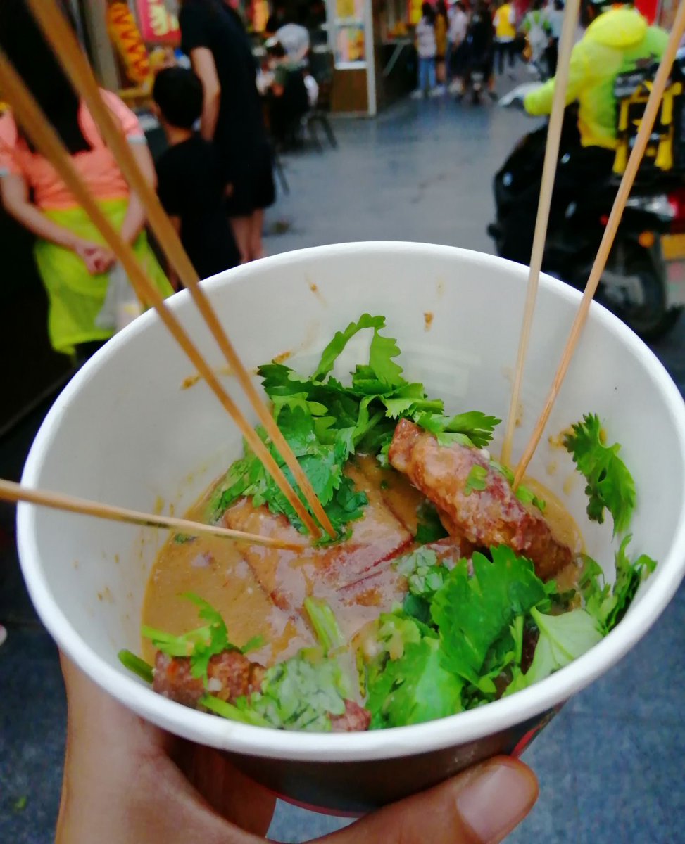 Oleg48686265's tweet photo. Chilled weekend snack vibes: crispy fried stinky tofu with spicy sauce from the street stall. （周末的小吃氛围感拉满：街边摊位的香辣脆皮臭豆腐）， https://t.co/Pg5WMNYFdb