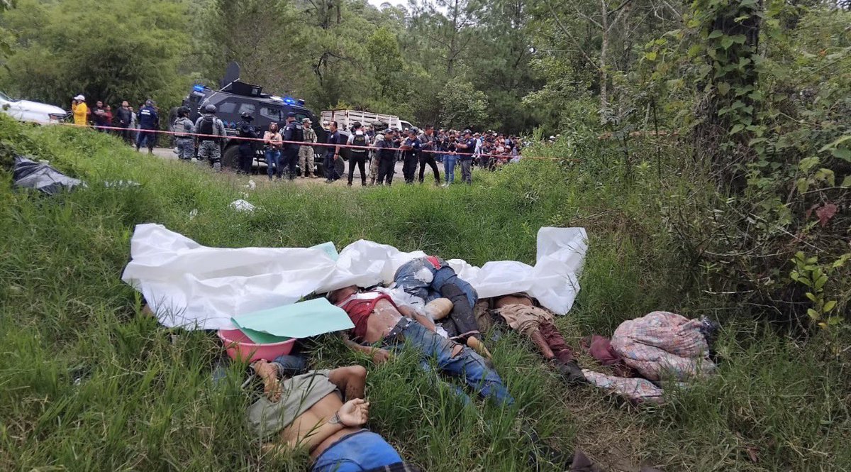 zicui88's tweet photo. 🚨 Ocho personas, seis hombres y dos mujeres, fueron encontradas sin vida y con huellas de tortura en Jitotol, Chiapas. Junto a las víctimas también fueron localizados narcomensajes. Las autoridades ya investigan este brutal multihomicidio que vuelve a encender las alarmas en la región.