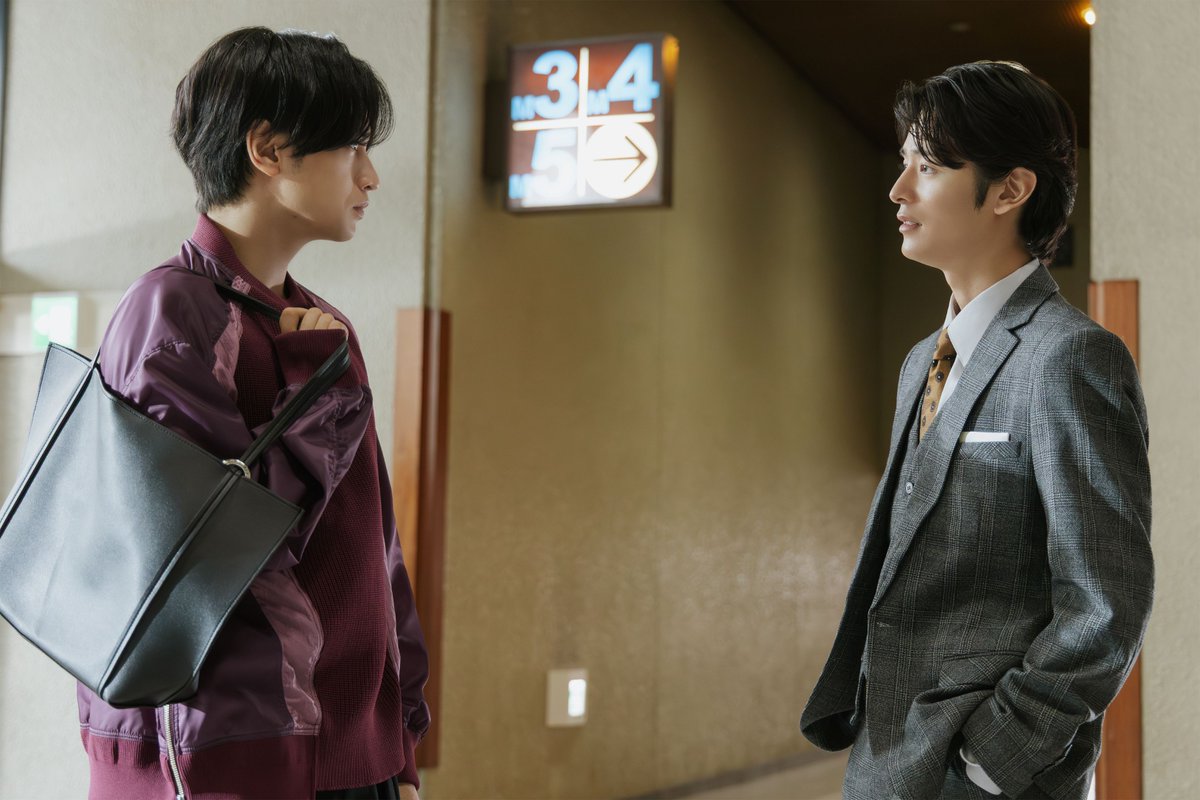 oricon's tweet photo. 中島健人、塩野瑛久に怒りの壁ドン❗
映画『ラブ≠コメディ』本編映像解禁
⠀
🎥ライバルで親友な2人が…【動画あり】
https://t.co/7zeISXe626
⠀
中島「全力で受け止めてくれた」
塩野「全力で受け止めました」 https://t.co/2vbMXCKM5s