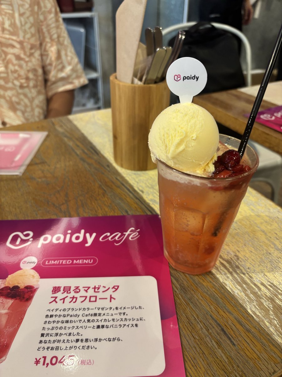 Hashimo10Kana's tweet photo. 原宿のcafé STUDIOにて、Paidy Cafeが今日から4日間の期間限定でオープン✨
夢見るマゼンタスイカフロート🍉や大きなハンバーガーがとってもおいしかったです☺️
#ペイディカフェ
 #期間限定 https://t.co/HzWpnsnxNN
