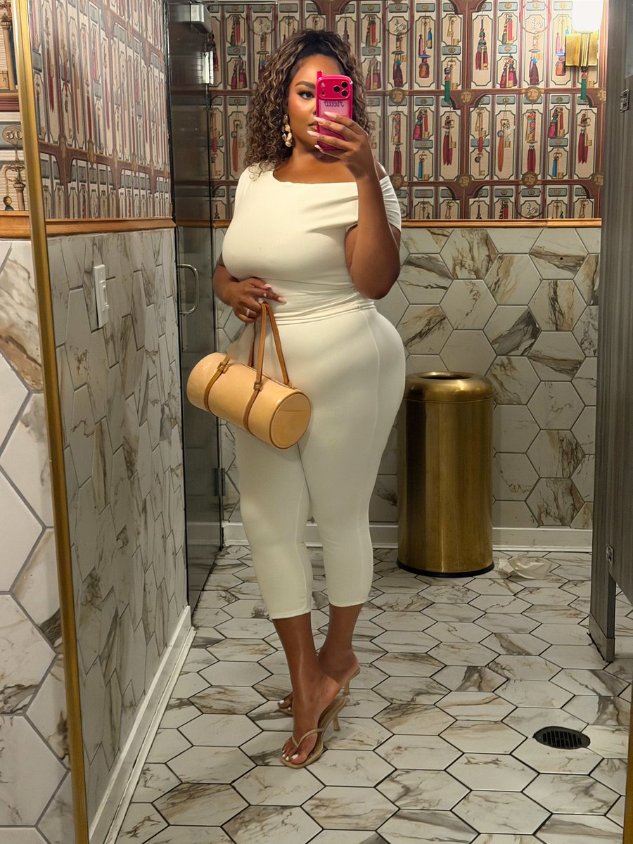 MiaTheBoss's tweet photo. Alexa play Gunna “Back In The A.” 🙂‍↕️ https://t.co/jXtfdmjGFe