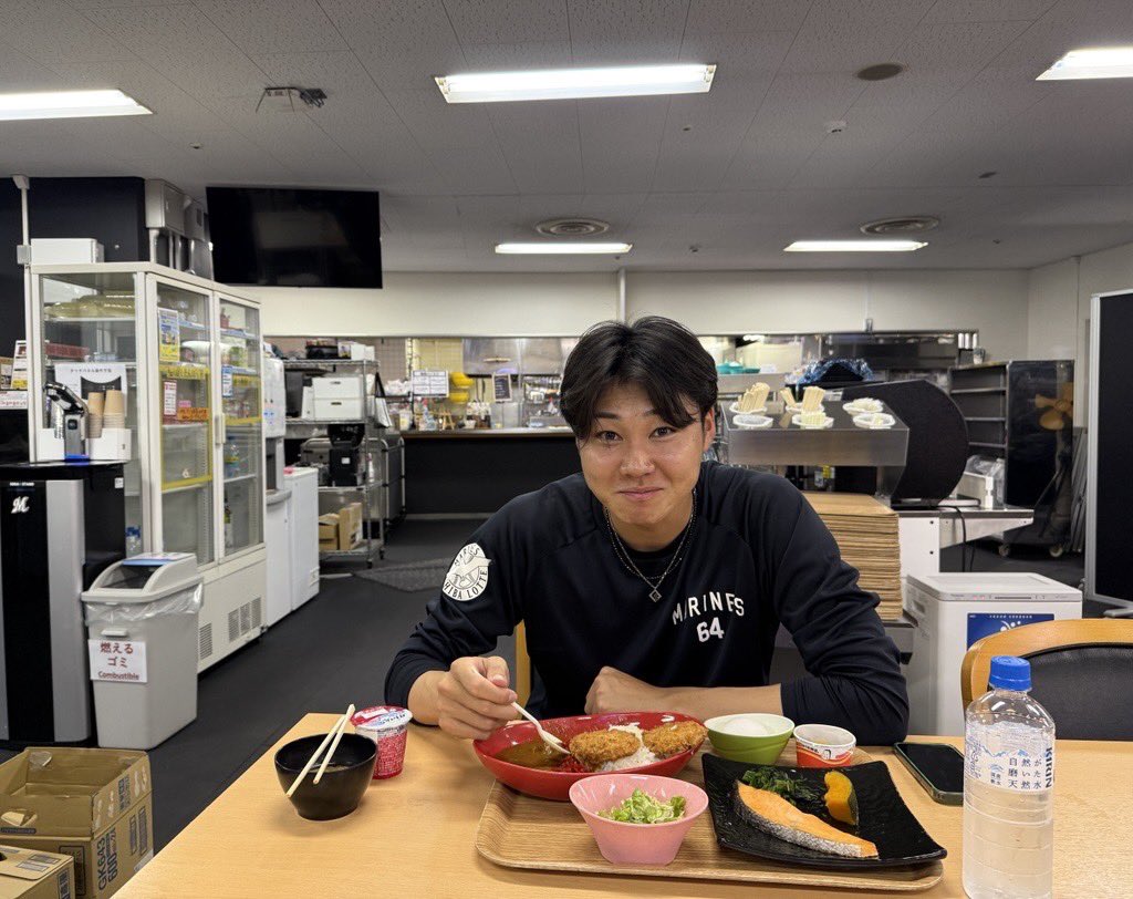 chibalotte_pr's tweet photo. ランチ中のコチローこと #廣池康志郎 投手。
#chibalotte #広報 https://t.co/QCyu794NUC