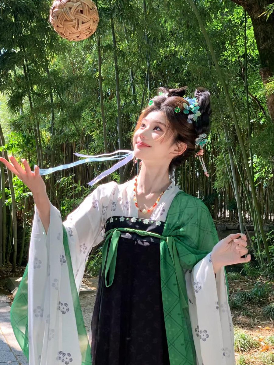 Icey1Baby's tweet photo. 晴日暖风生麦气，
绿阴幽草胜花时。 https://t.co/nOMJjzQ8DC