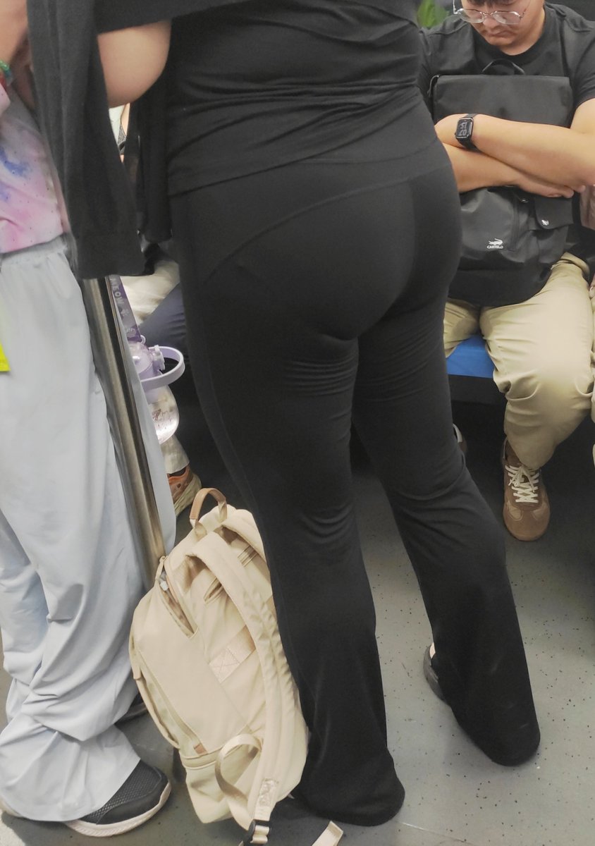 windball137239's tweet photo. 一位熟女大姐突然站到你眼前，这硕大的瑜伽臀属实吸引人的眼球！#熟女美 #丰臀 https://t.co/PyzMyyIPUv