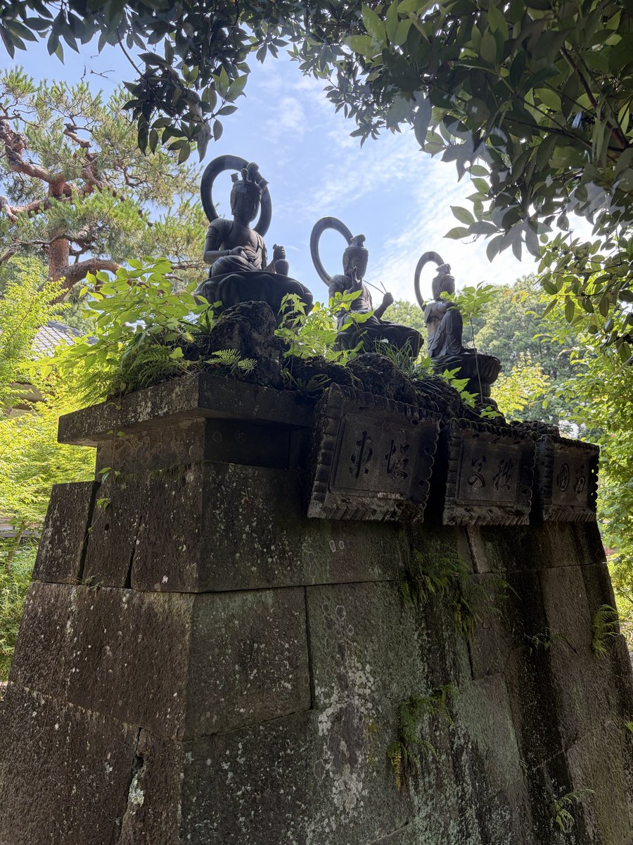 ParmF91's tweet photo. 晴天☀️今日もお寺へGO￼🏍️お庭が綺麗に整備されてて、見所たくさんのお寺でした✨3体の仏像が三賢者みたいで、カッコエエ🪬＃レブル250 ＃バイク ＃福増寺 ＃寺 https://t.co/1Nnx9iO7nu