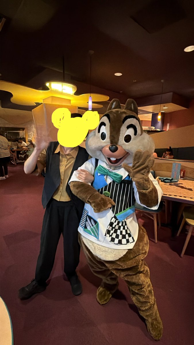 seria813's tweet photo. カルフォルニア来た！

グーフィーズキッチンでチプデといっぱいかまってもらってきたー🐿️🐿️

ビュッフェはザ・アメリカって感じでお腹いっぱいです！
旦那は肉しか食べてませんでした！w https://t.co/CBkgGnanLB
