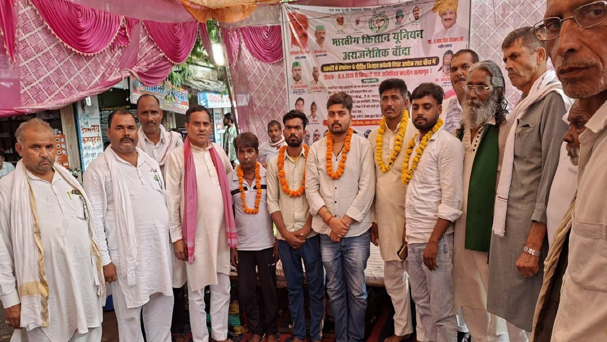 samarneeti's tweet photo. बांदा में पूर्व सपा सांसद विशंभरनिषाद अनशनकारी किसानों से मिले, संघर्ष में साथ देने का भरोसा दिलाया। चकबंदी में अनिमितता के आरोपों को कई दिनों से अनशन पर बैठे हैं... पूरी खबर नीचे लिंक में.. #समरनीतिन्यूज
👉 https://t.co/8yfSQ2qbss
👉 #Banda #formerprotest #BandaNews https://t.co/7AeqJ59l5a