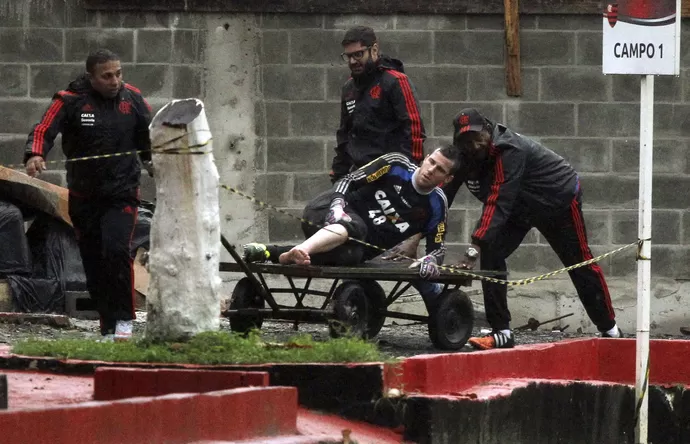 LS811922's tweet photo. Uma das imagens que definem a situação que o Flamengo se encontrava.

E pensar que nesse tempo o Flamengo já tinha 6 Brasileiros, 3 copas do Brasil, 1 Mercosul, 1 libertadores e 1 mundial.

Já era maior que muitos times por aí

E ainda dizem que o Flamengo nasceu em 2019 🤣🤣🤣 https://t.co/7V2V1Dczgx