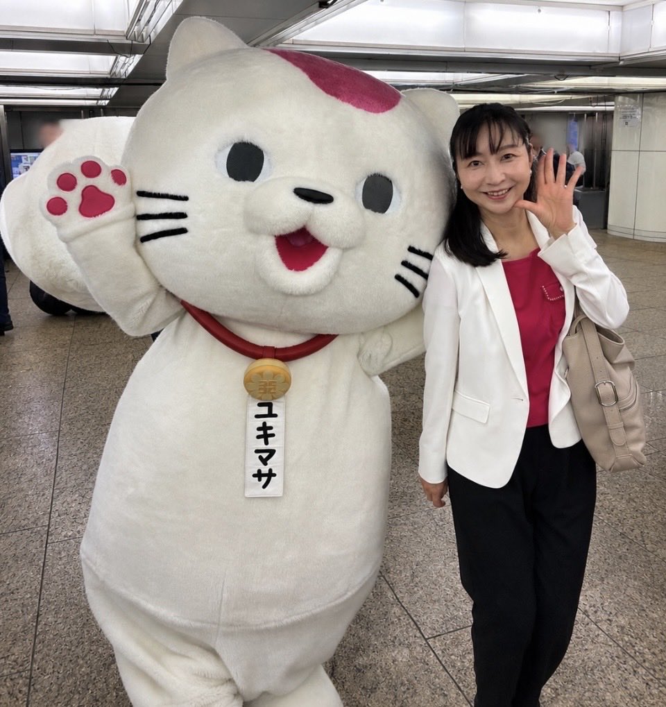 SachieDaimon's tweet photo. 2026年7月9日
新宿駅西口広場イベントコーナーで、「専門家集団による街頭無料相談会」が開催されています。

時間：午前11時～午後6時（受付は午後5時30分まで）

税理士、宅地建物取引士、司法書士、土地家屋調査士、行政書士、建築士、社会保険労務士の7分野の専門家が、無料で相談に応じています。

税金や相続、不動産、年金、建築など、お困りごとがある方は、この機会に相談してみてはいかがでしょうか。

行政書士会のマスコット「ユキマサ」くんとも記念撮影。

今日の私の服装は、偶然にもユキマサくんと同じ白×ピンクのコーディネートでした😊
